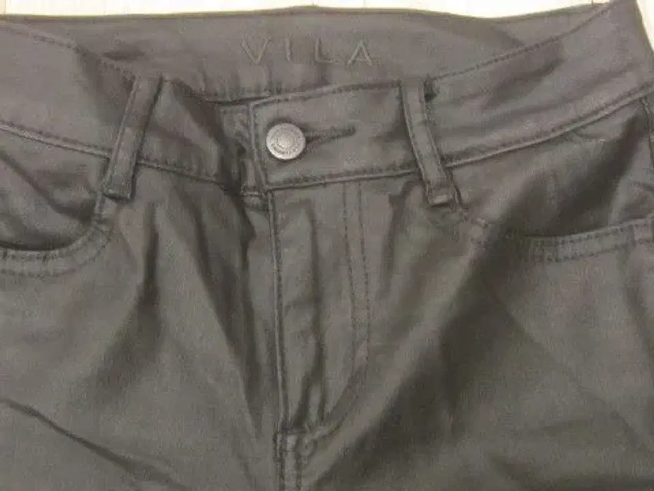 Billede 2 - Str. XS, elastiske bukser i "skind/læder" look