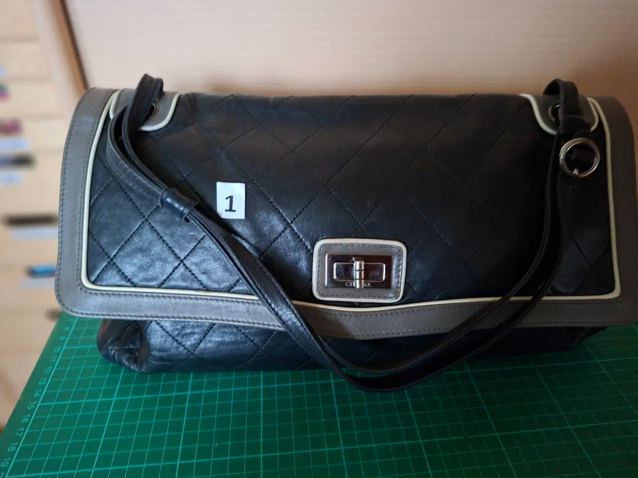 Billede 1 - Chanel taske sort quiltet læder grå / brun kanLOT