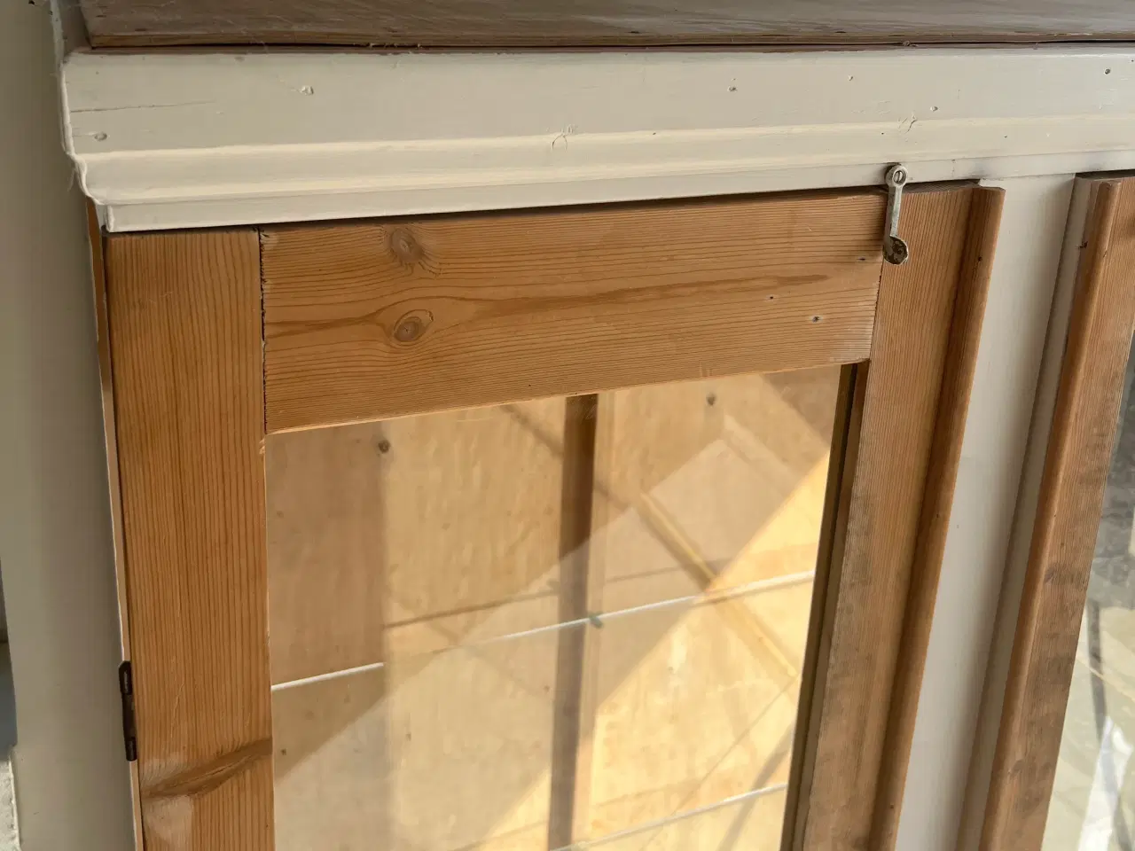 Billede 3 - Karlekammerskab med glas 