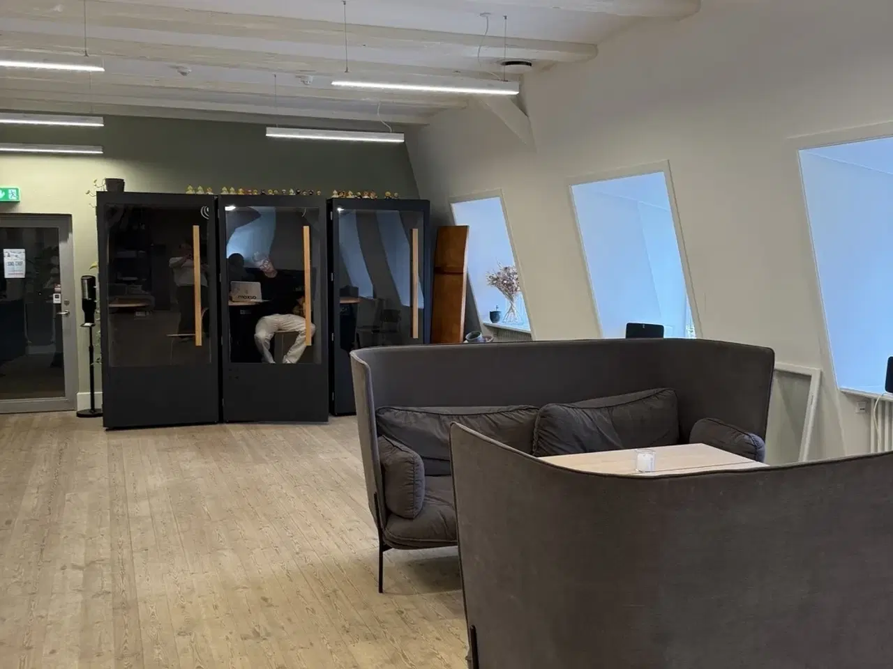 Billede 4 - Kontorplads ud til kanalerne på Christianshavn