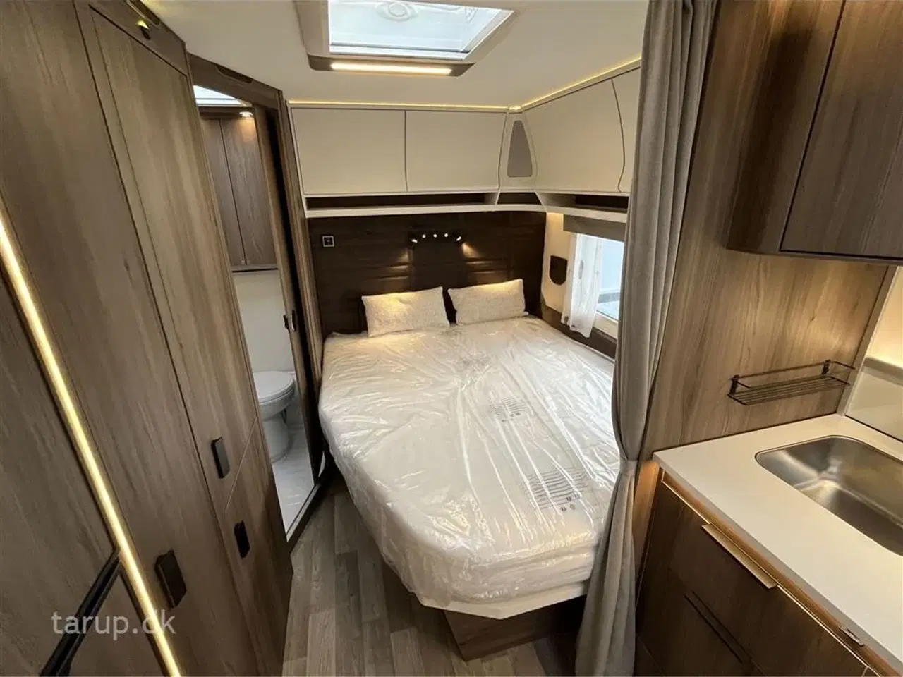 Billede 15 - 2026 - Kabe Smaragd 520 XL KS Premium Line Fransk seng, rundsiddegruppe i beige skind, ALDE centralvarme, vandbåren gulvvarme, stort kompressor køleskab