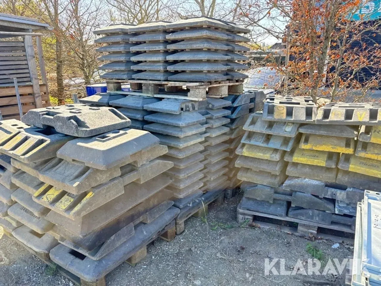 Billede 1 - Skiltefødder Nissen K1 og Klemfix 120 styk assorteret