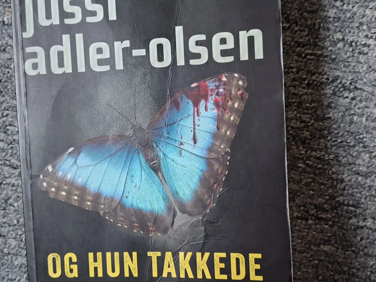 Billede 1 - Og hun takkede guderne - Jussi Adler Olsen