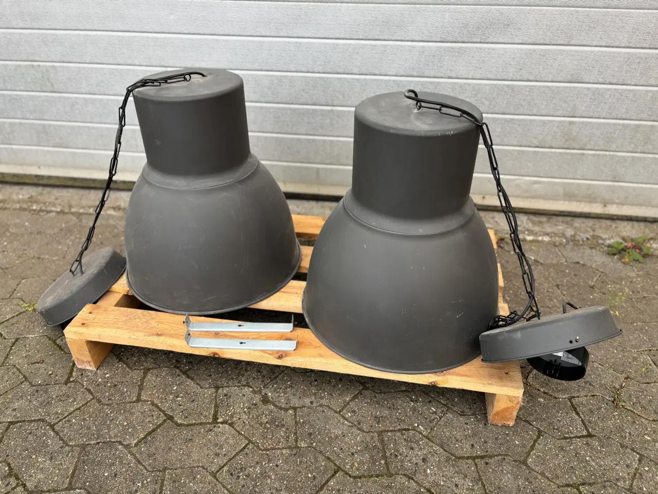 Billede 1 - 2 stk industrilamper med pærer