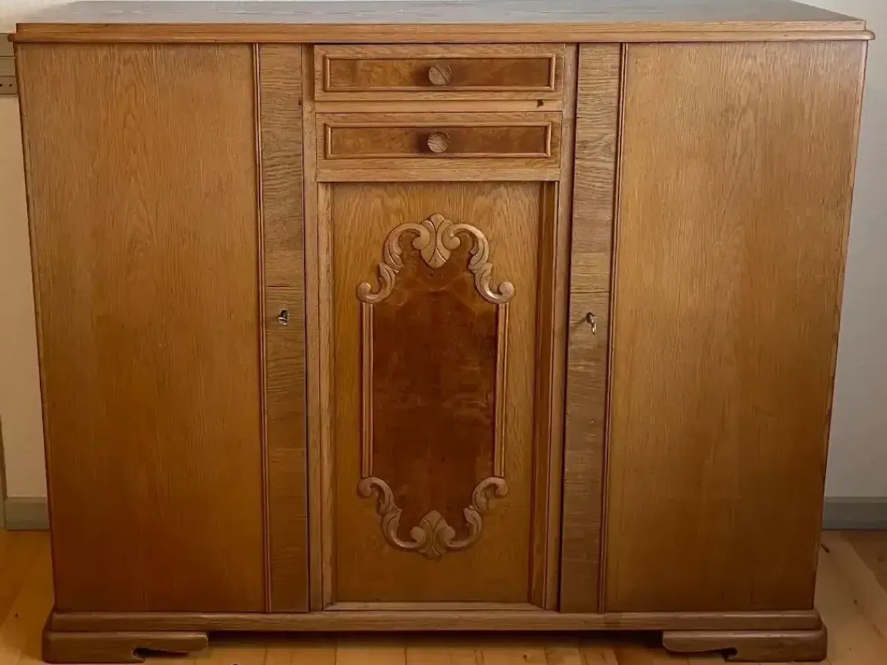 Billede 1 - Skænk af ældre dato - finer