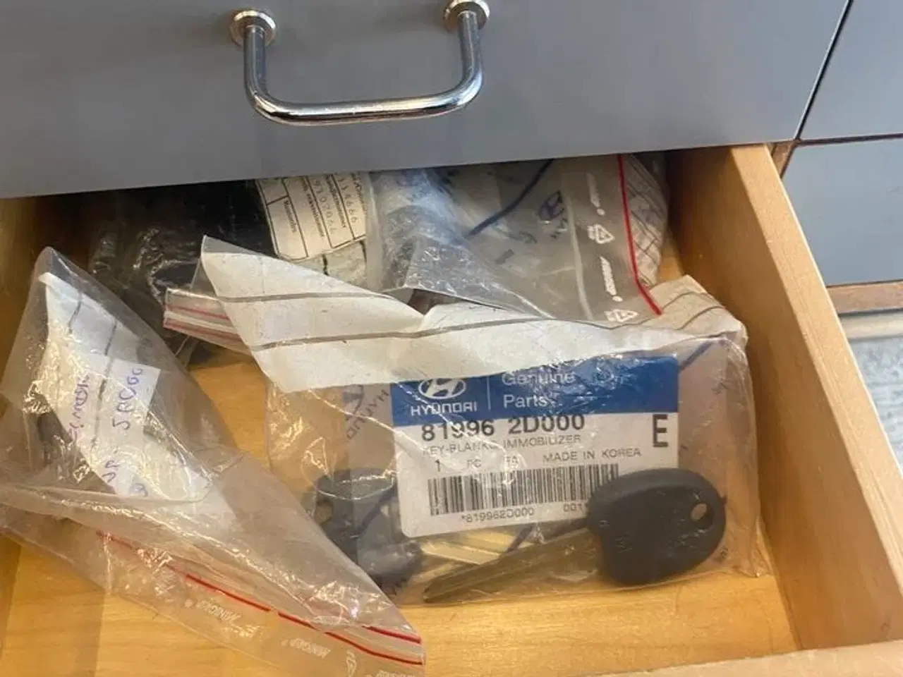 Billede 37 - Indhold i skuffer nøgler mm ( se foto)
