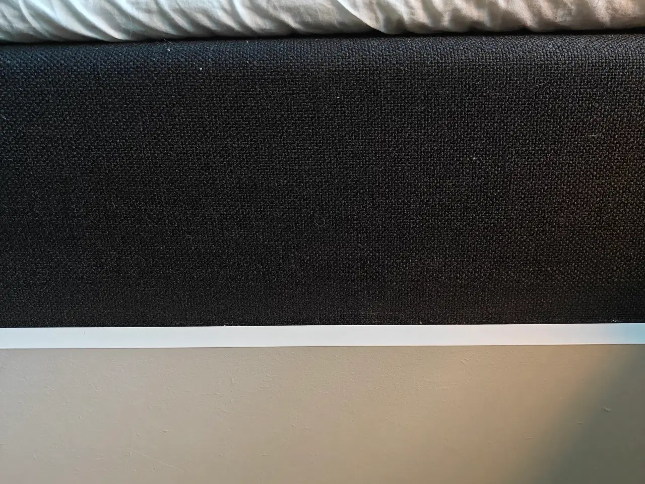 Billede 5 - Velholdt boxmadras med gavl i egetræ og hvidt seng