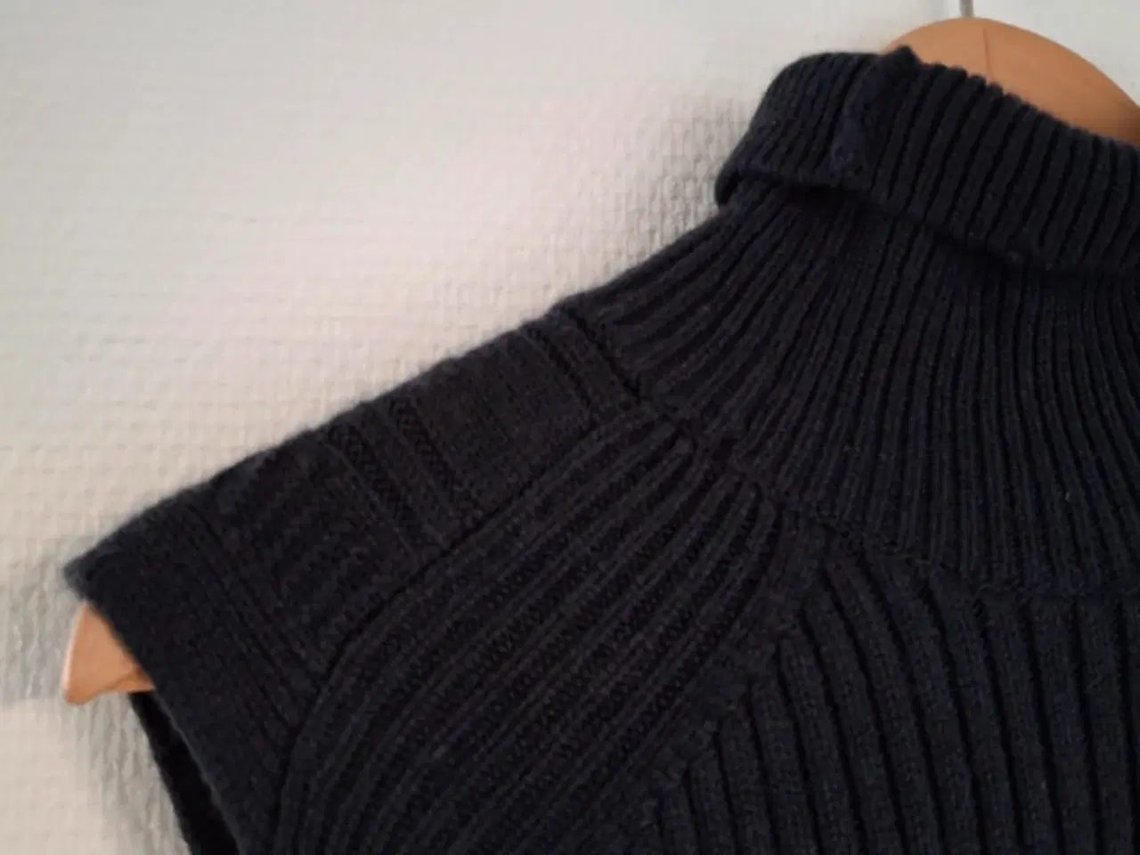 Billede 2 - Cos marineblå wool strik vest m bælte