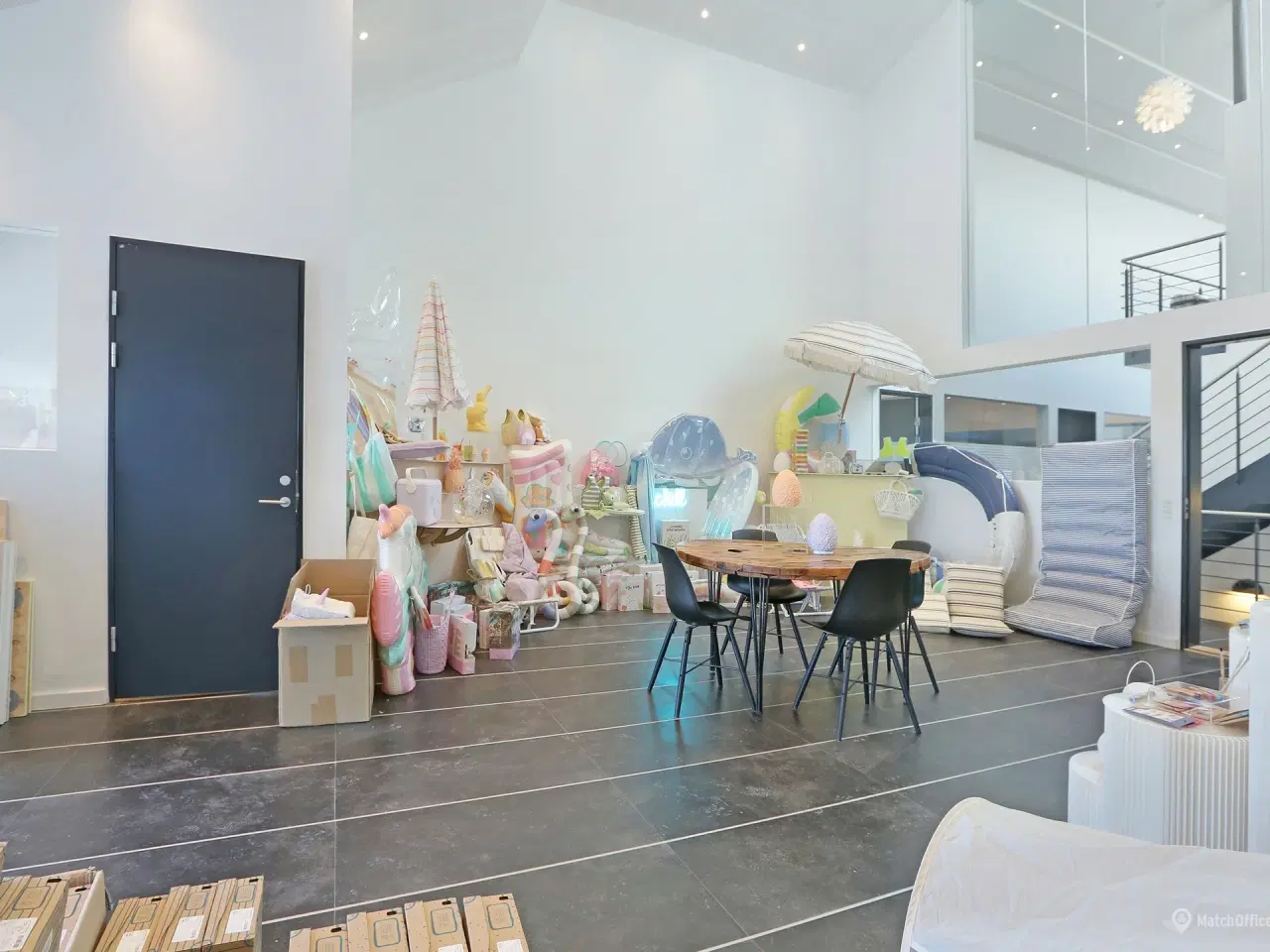 Billede 7 - Yderst indbydende kontor/showroom med højt til loftet samt fantastisk lysindfald som også indeholder mødelokale eller et lille kontor - Ring for mere info👍🏼
