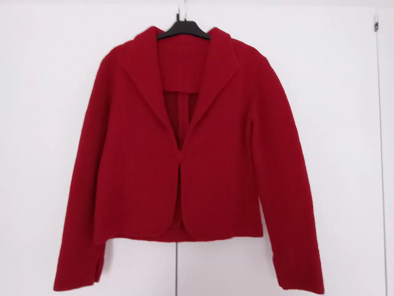 Billede 1 - Rød uld jakke med ærmeslidser. Str. 38