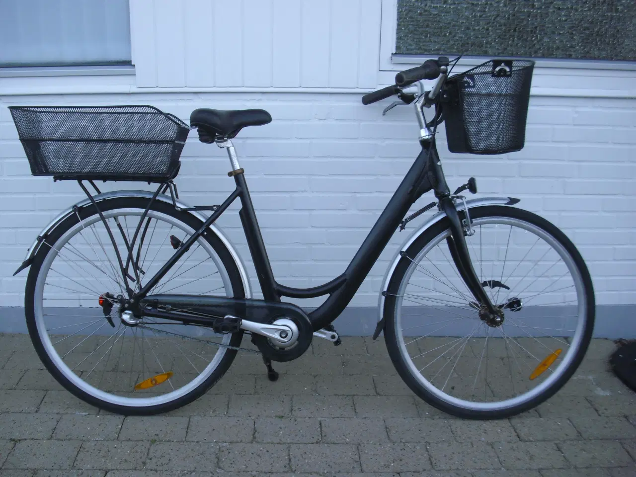 Billede 1 - Velholdt damecykel med aftagelig kurv og lys.