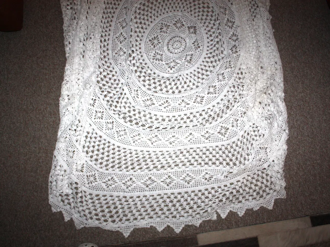 Billede 3 - Hæklet dug med en diameter på 180 cm