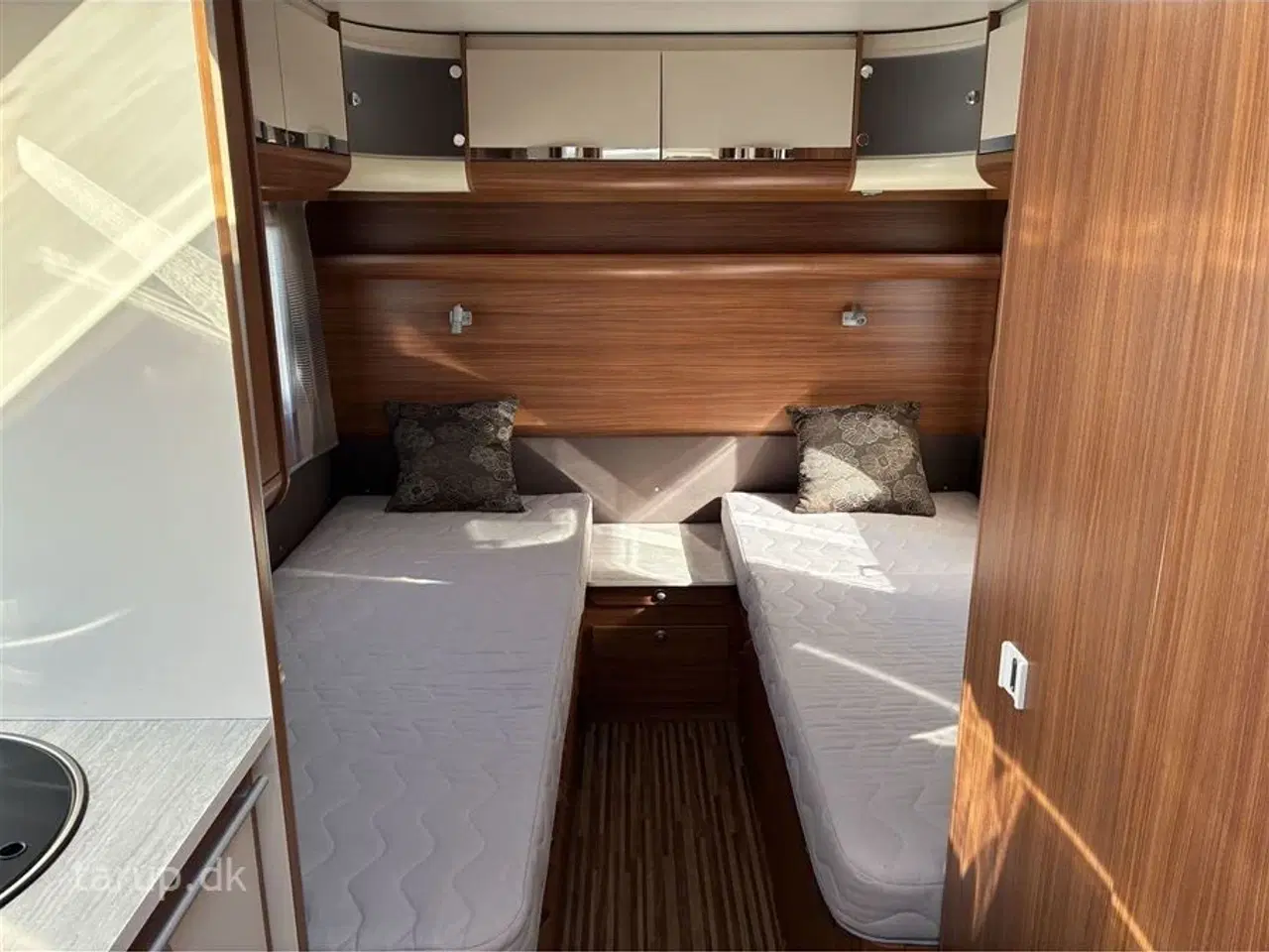 Billede 14 - 2014 - Adria Adora 512 UL   Mover, myggenetsdør, enkeltsenge m/udtræk, rundsidde-gruppe, el-gulv-varme, 90l. køleskab med fryser, stabilisator, glatte glasfibersider