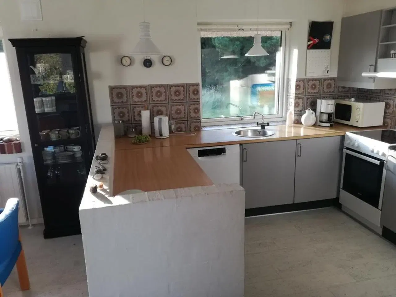 Billede 5 - Veders� - Vesterhavet (500 m), 112 m2 stort nyt�kket str�t�kt muret hus for 6 personer. Rolig beliggenhed p� 2200 m2 stor grund, med l� og stor gr�spl�ne foran huset. Mulighed for mange aktiviteter p� grunden.