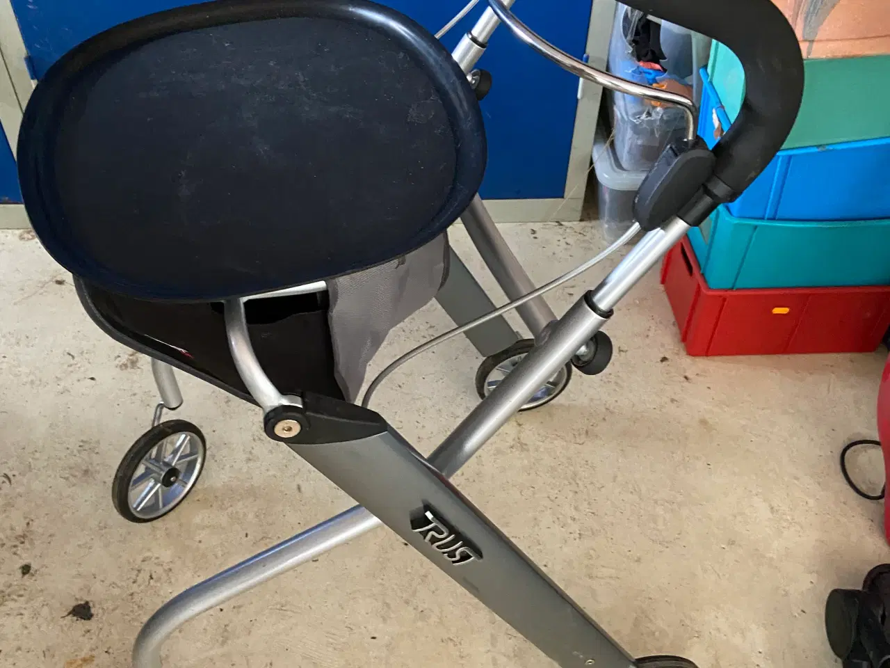 Billede 1 - Rollator med bakke og kurv