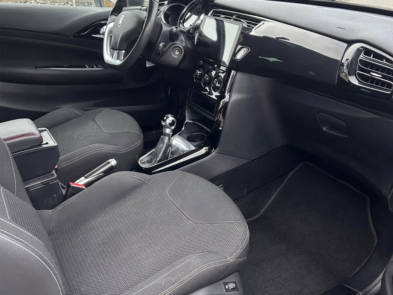 Billede 6 - DS 3 1.6 HDi – Økonomisk og velholdt bil til salg.