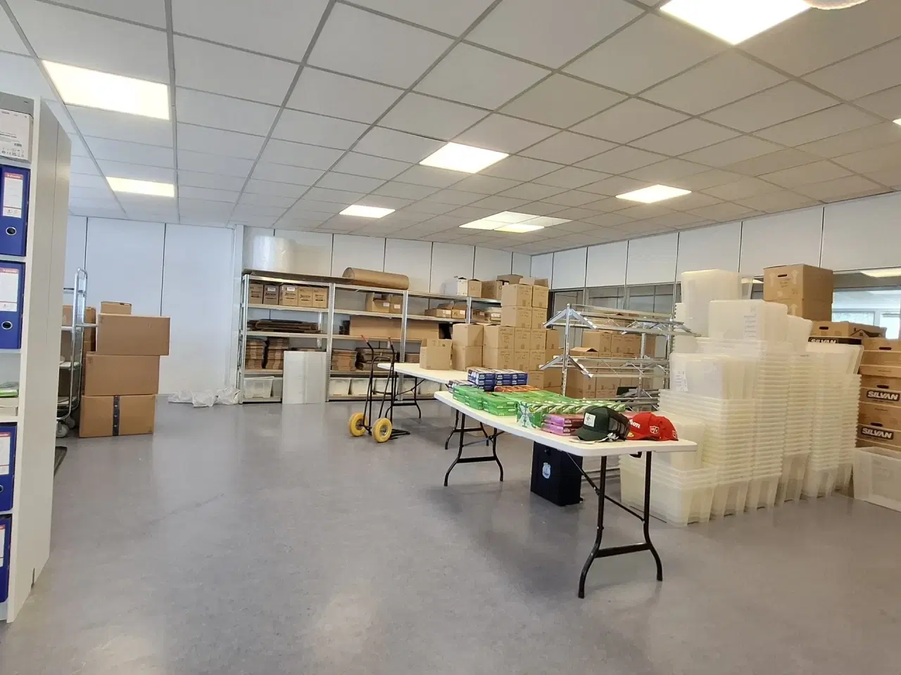 Billede 14 - Centralt beliggende butik. klinik, lager, let produktion. Lejemålet har Læsserampe og port!  Adgang med paller.