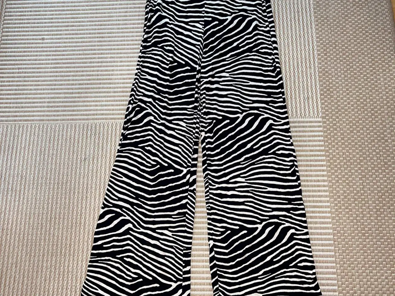 Billede 1 - H&M mønstrede lette bukser med stor vidde str S