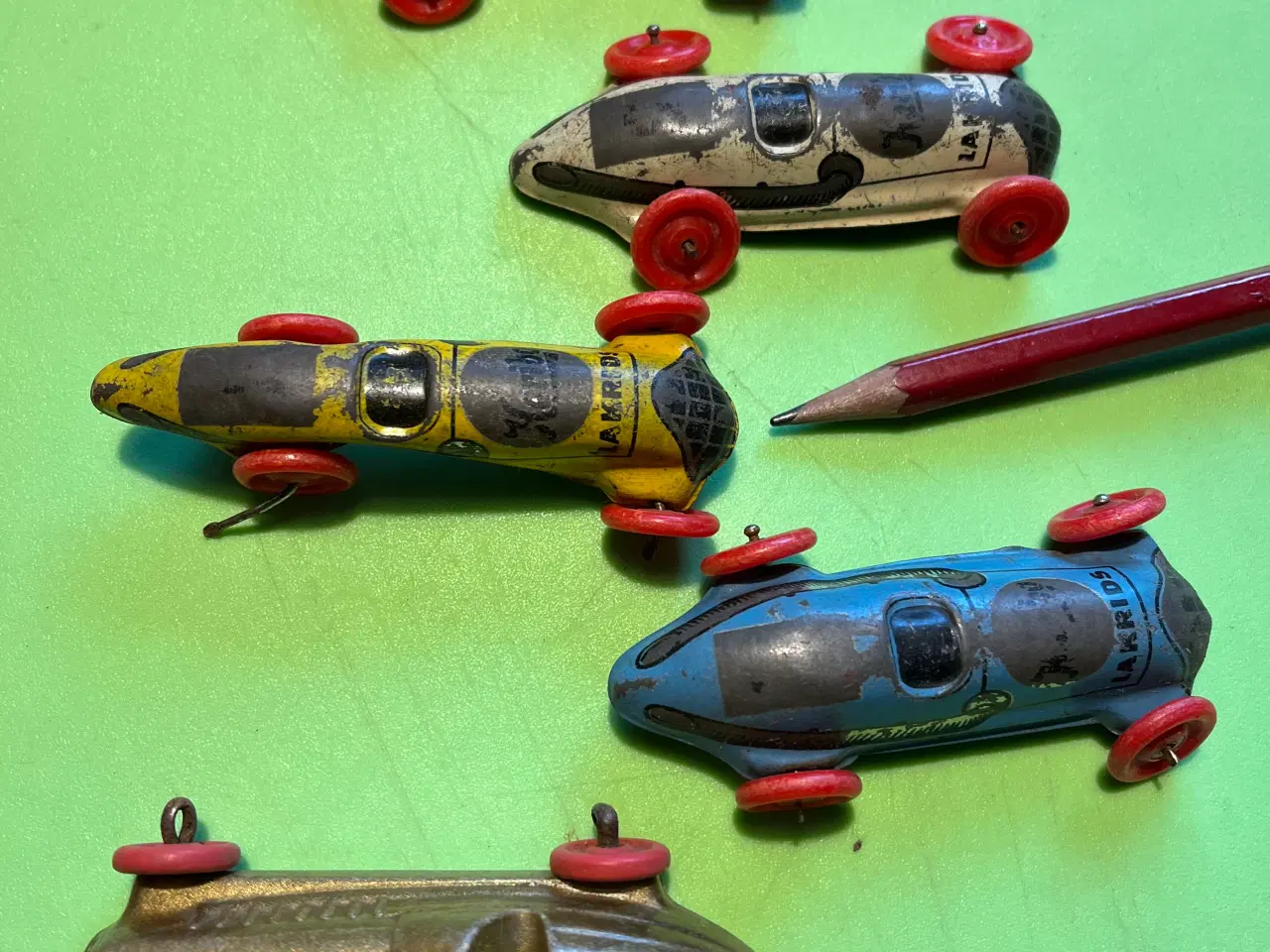 Billede 1 - 3+5 små legetøjsbiler. Giv bud.