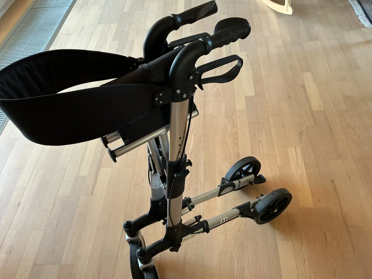 Billede 3 - Rollator - pæn, meget lidt brugt.