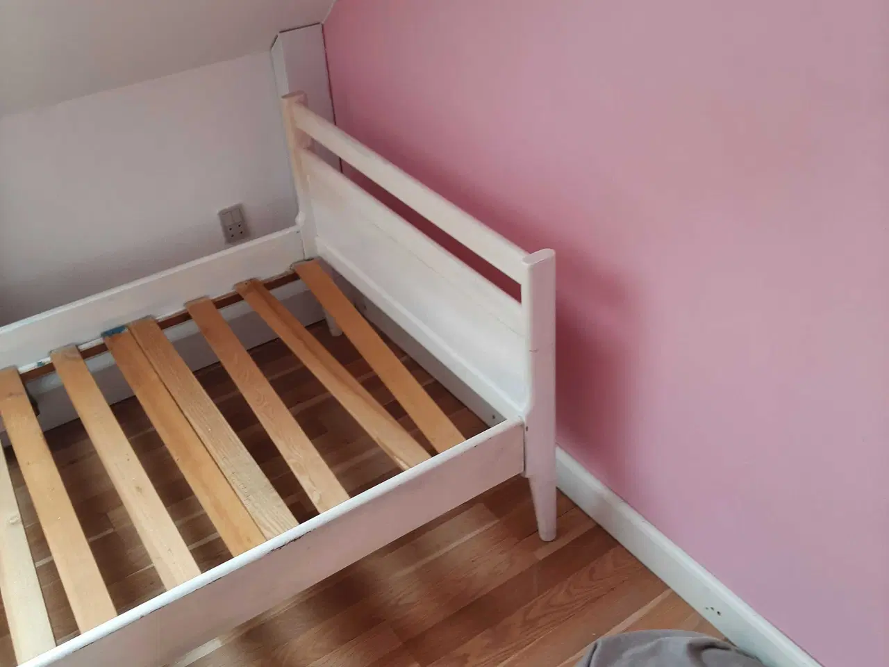 Billede 2 - Hvid malet seng