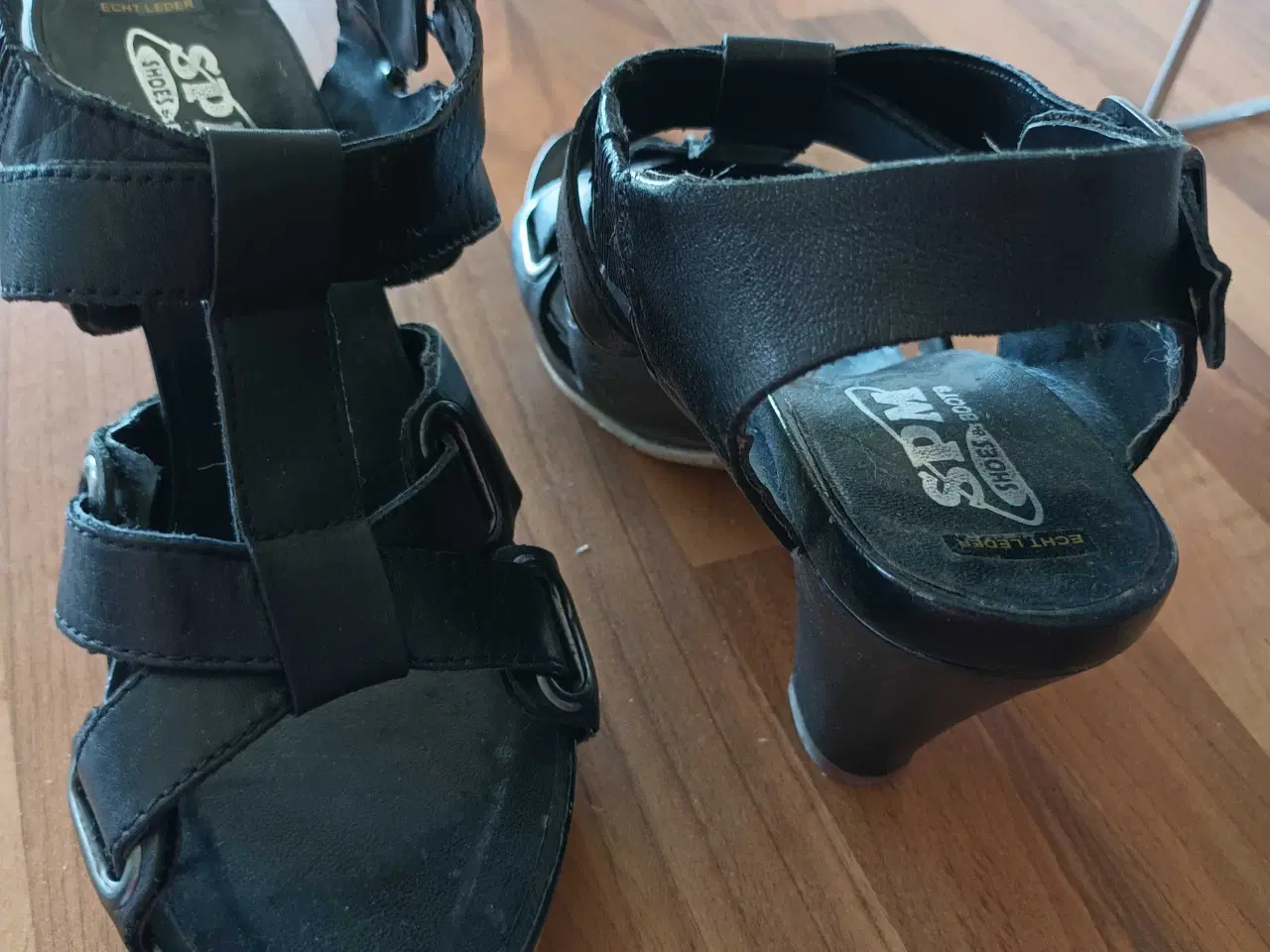 Billede 2 - Flotte skindsandaler