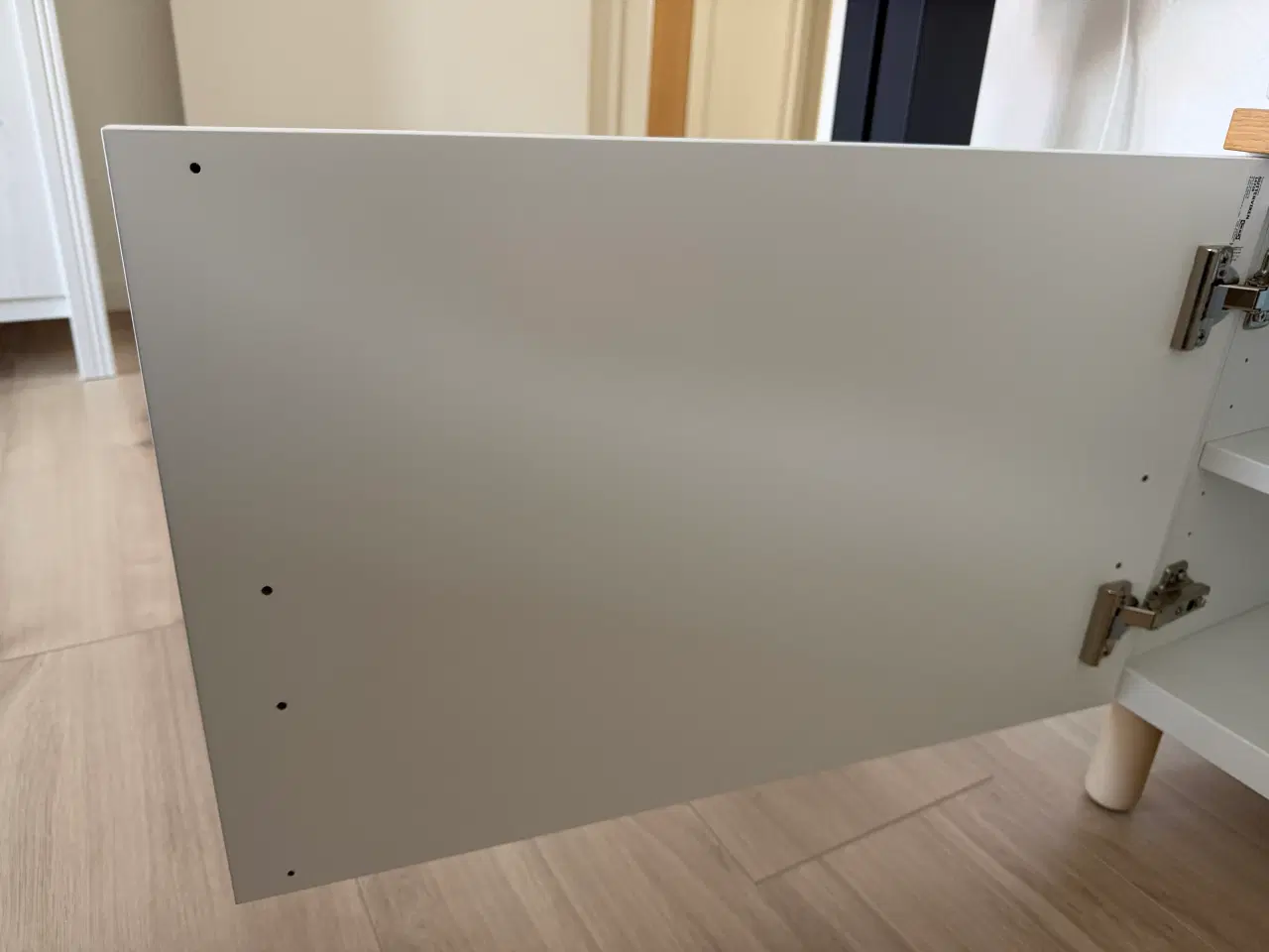 Billede 7 - IKEA TV-bord med hvidt kabinet og trætop