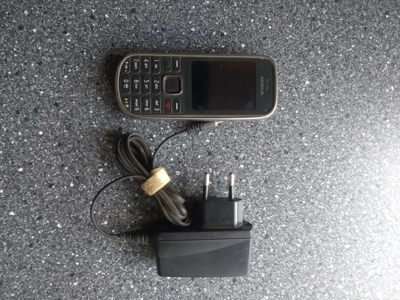 Billede 1 - Nokia 3720 classic med oplader.