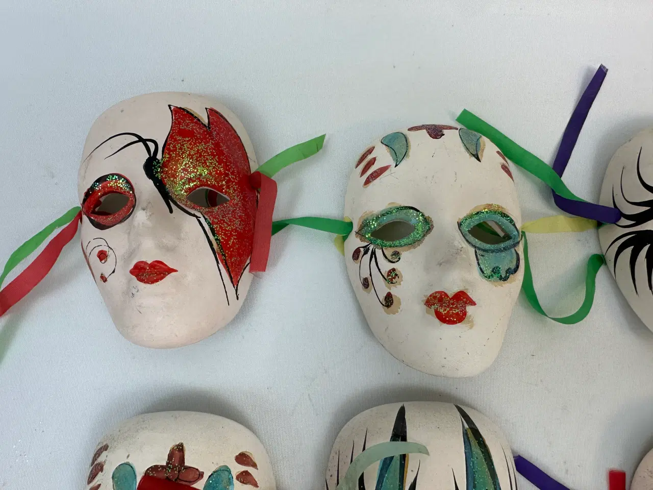 Billede 4 - 6 små masker i bemalet porcelæn