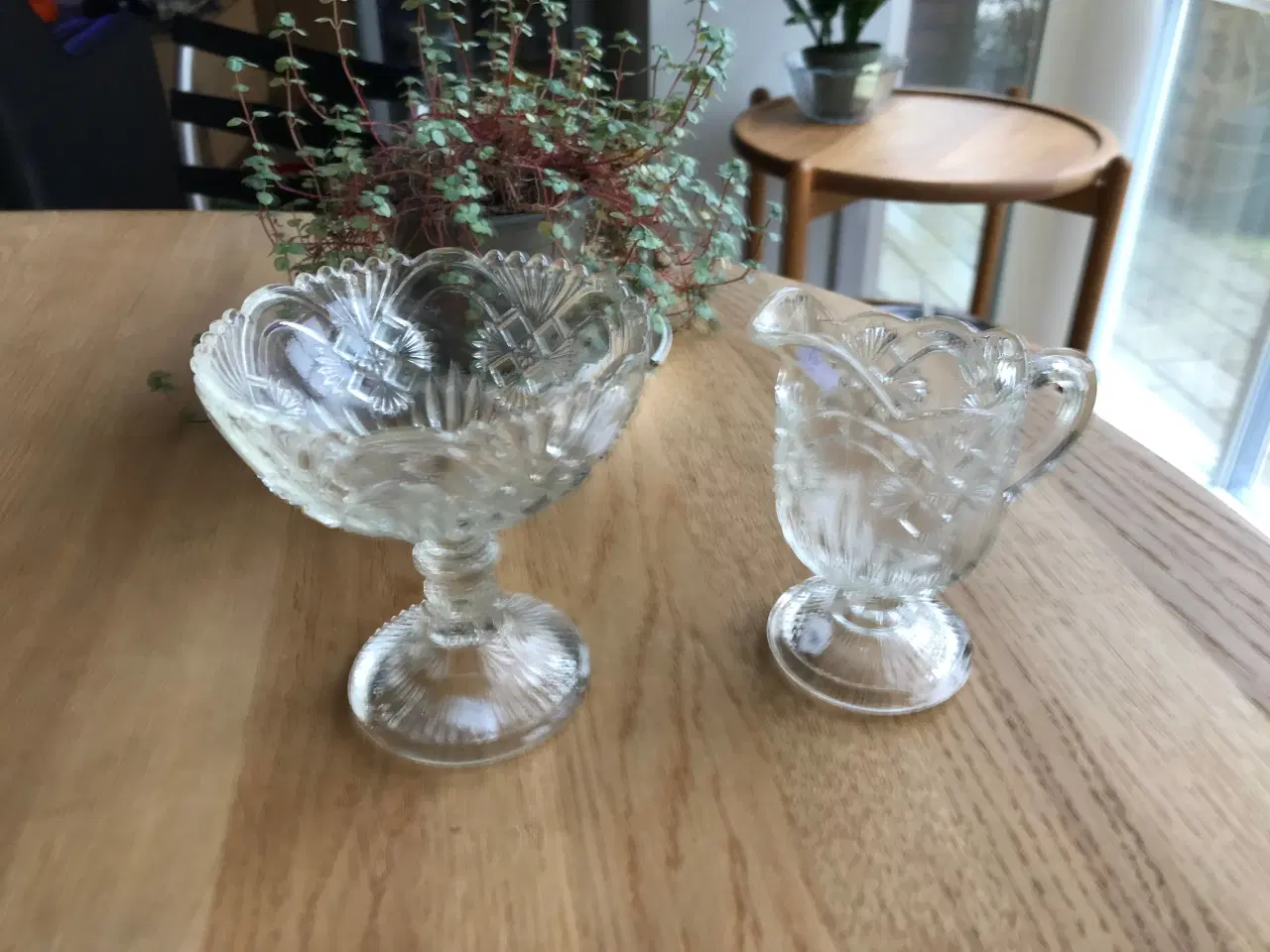 Billede 2 - Flødekande og skål i presset gl. dansk glas