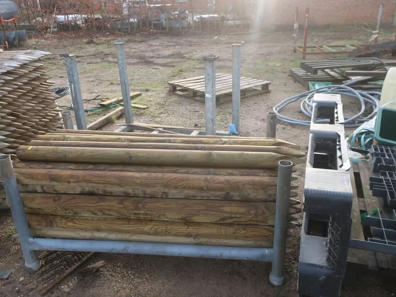 Billede 8 - Bareller, paller med indhold, hegnsstolper m.m.