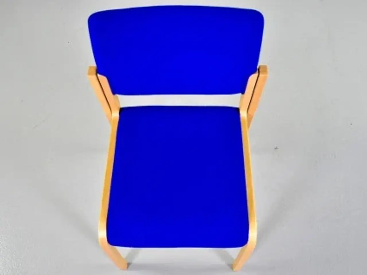 Billede 5 - Farstrup konference-/mødestol i bøg, med blå polstret sæde og ryg