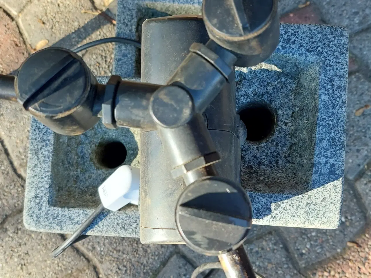 Billede 5 - granit vandsten 3 sammensatte søjler med pumpe