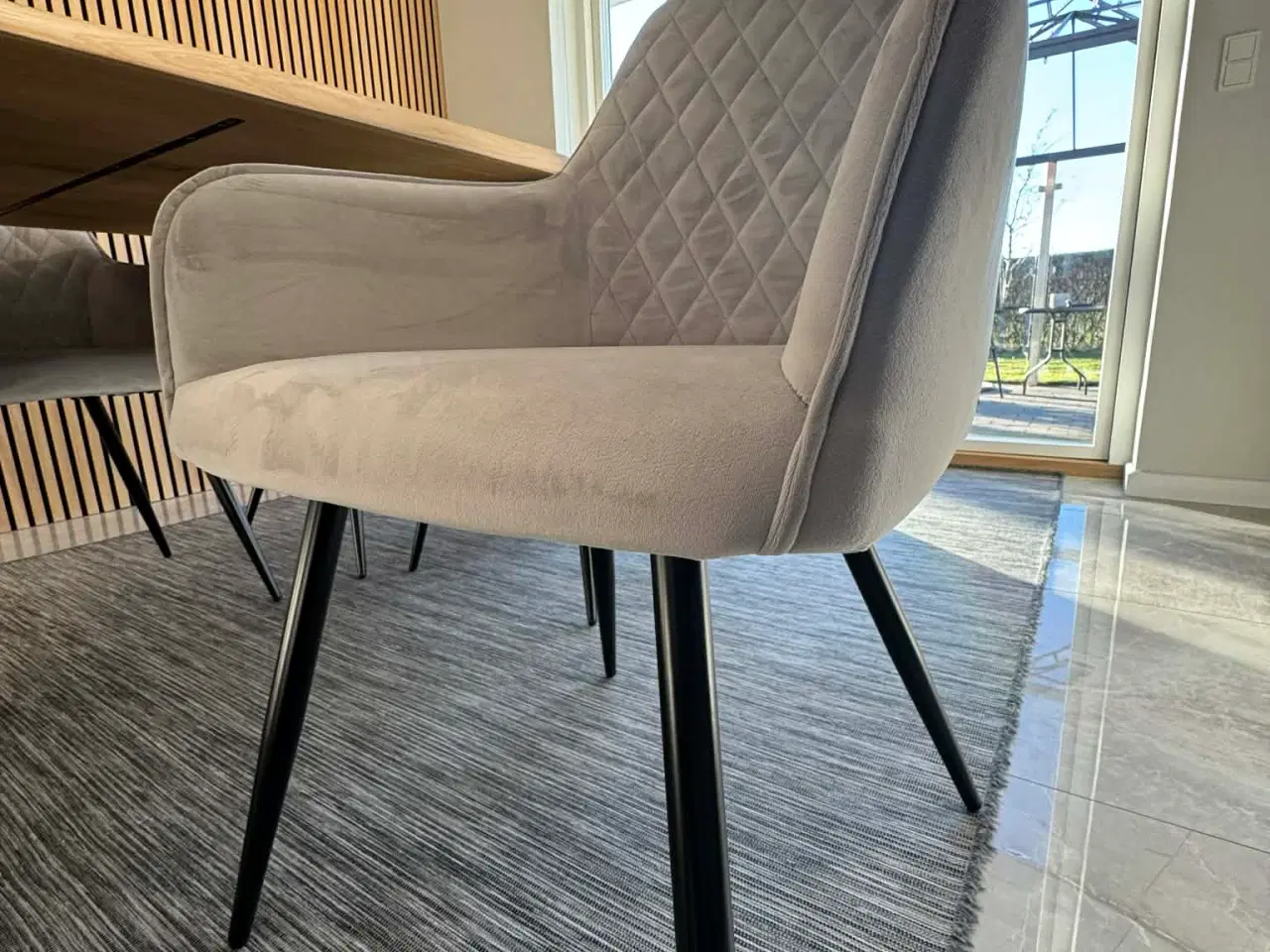 Billede 1 - NÆSTEN HELT NYE 6x SPISESTOLE - Lysegrå velour