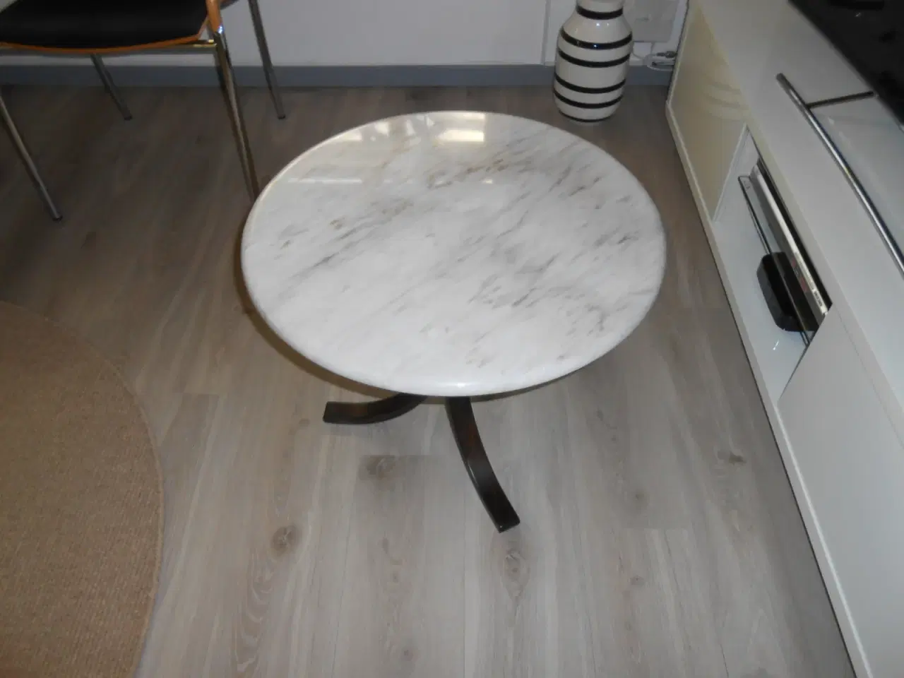 Billede 1 - Flot Hjørne/lampebord med marmor plade