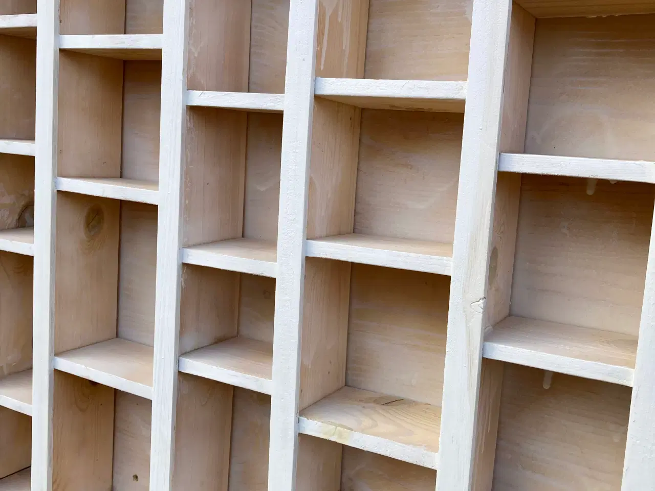 Billede 4 - Fyrretræs sættekasse, dyb, hvidmalet front