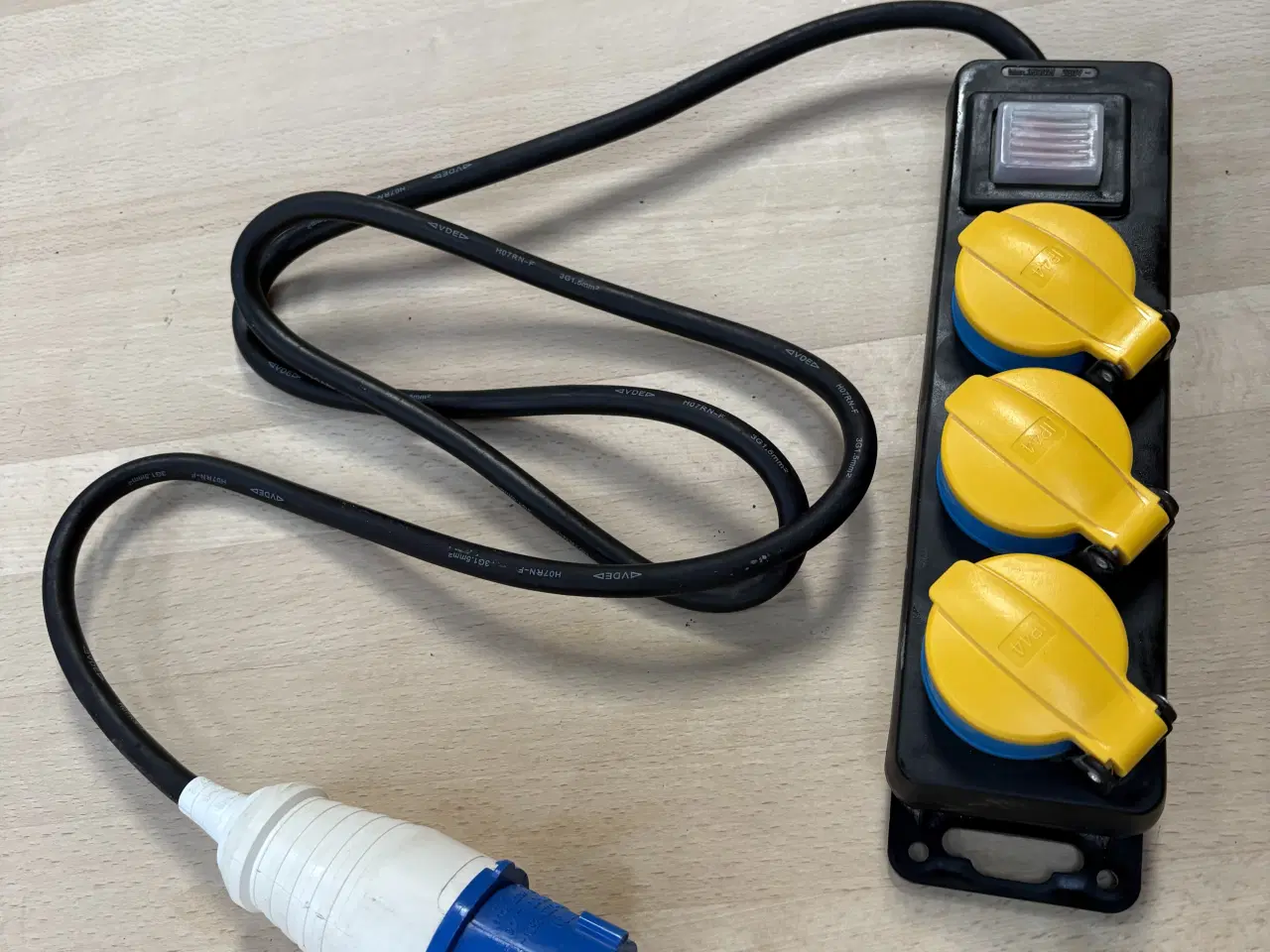 Billede 1 - Robust Outdoor Stikdåse med CEE-stik