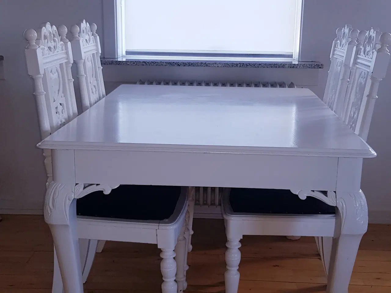Billede 2 - Spisebord og 4 stole