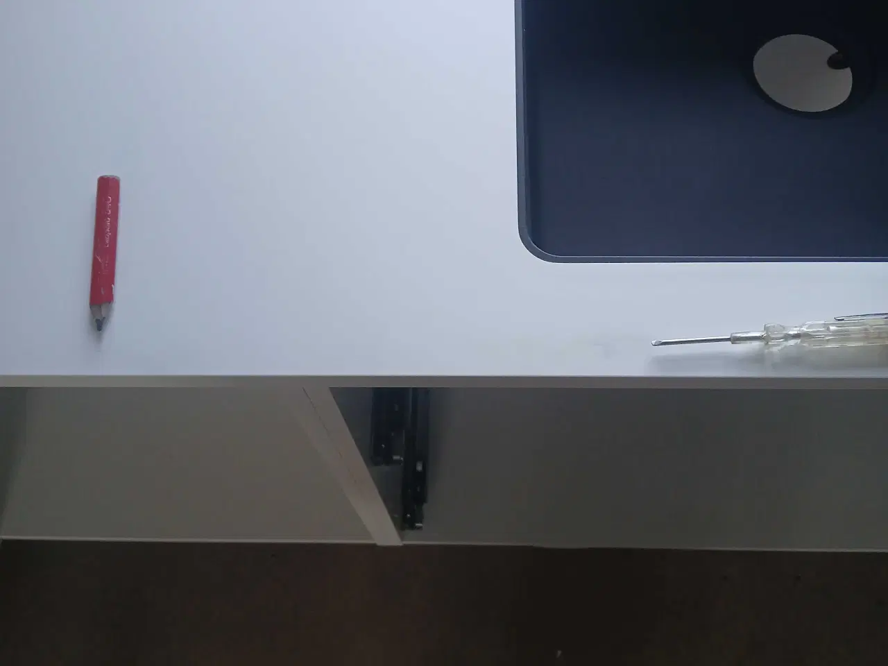 Billede 3 - Hvid laminat bordplade med underlimet vask.