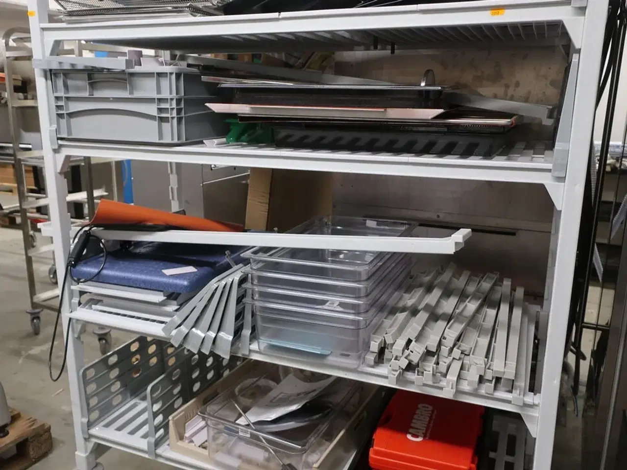 Billede 3 - Reol på hjul CAMBRO med indhold