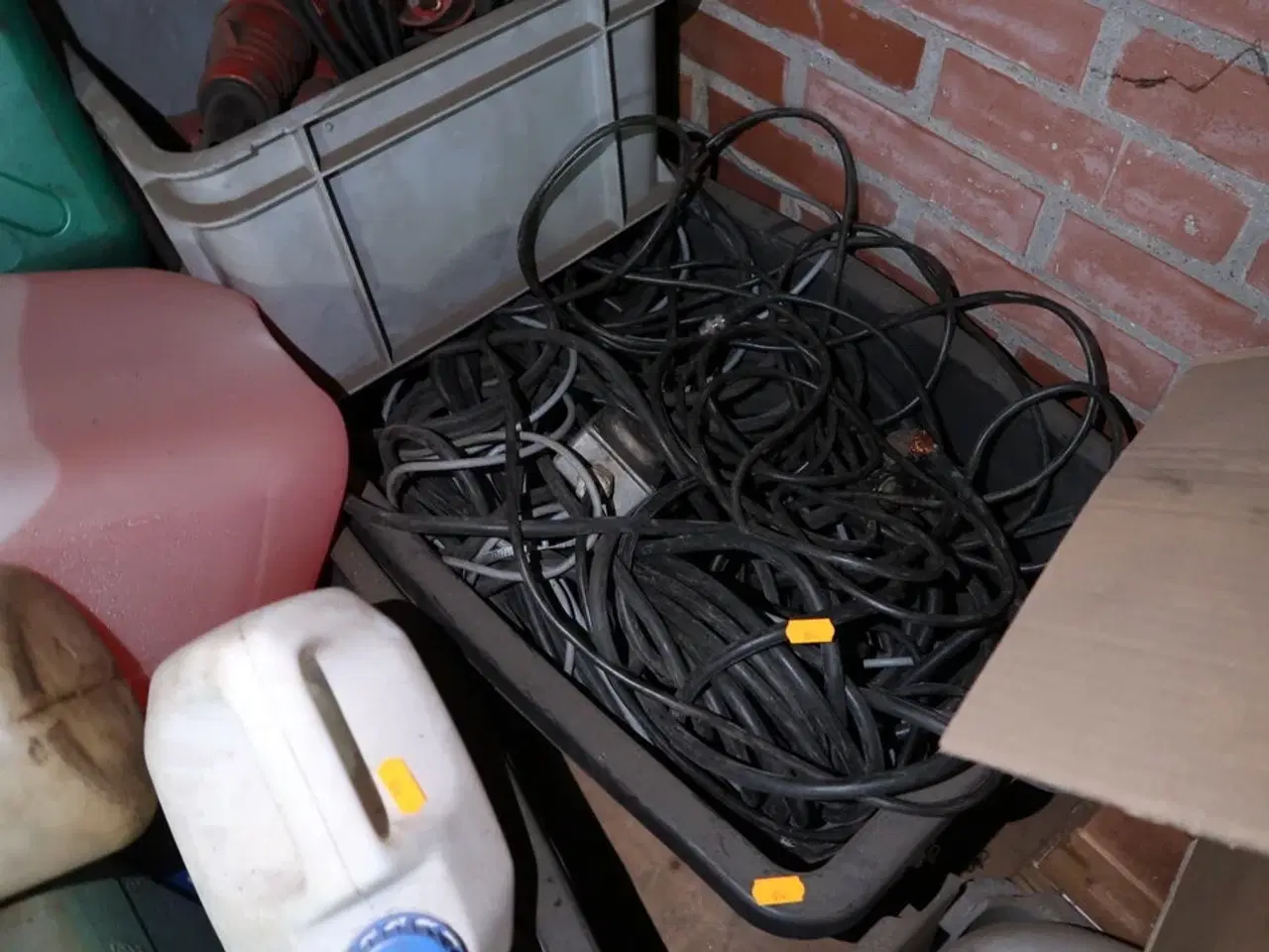 Billede 5 - Div. Dunke med indhold samt div. Forlængerledninger