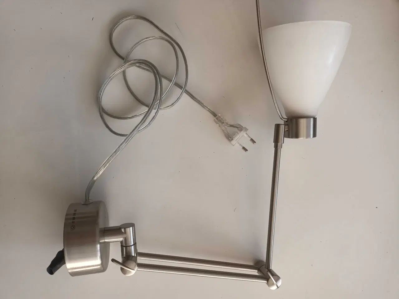 Billede 1 - Væglampe med hvid glas skærm og halogenpære 