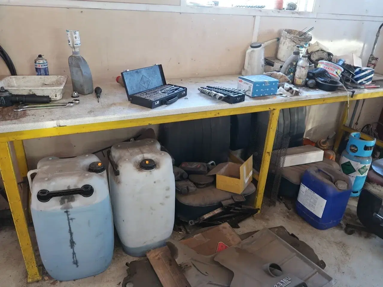 Billede 1 - Arbejdsbord med indhold