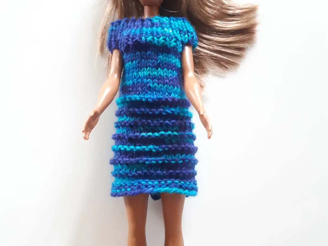 Billede 8 - Hjemmestrikkede Barbie kjoler. Flere farver