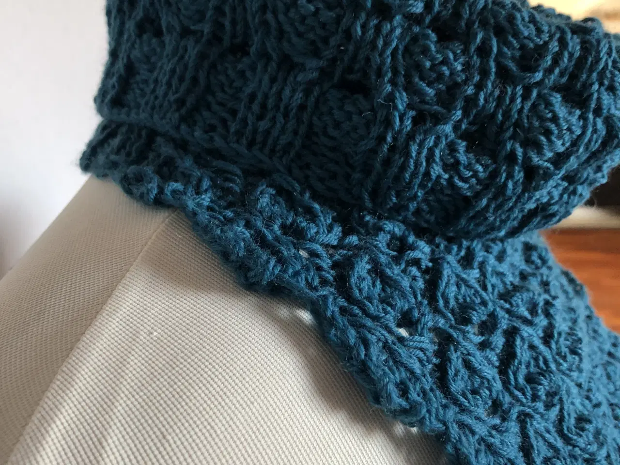 Billede 3 - Strikket halsedisse i nøddemønster 