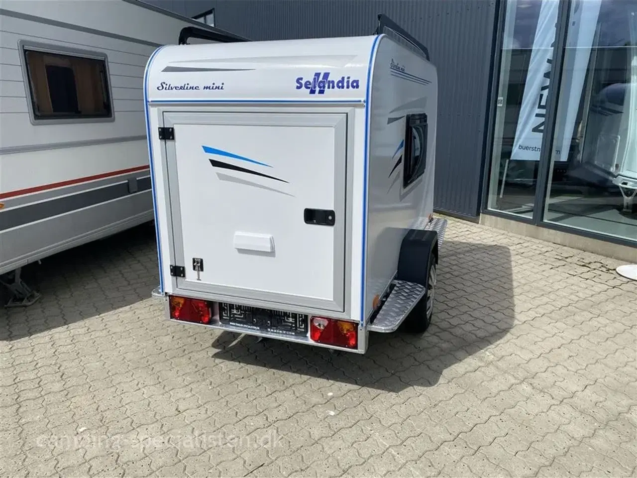 Billede 2 - 2025 - Tomplan Silverline Mini    NY Mini campingvogn Den populære Silverline i model 2025 - dobbelt seng - Camping-Specialisten.dk