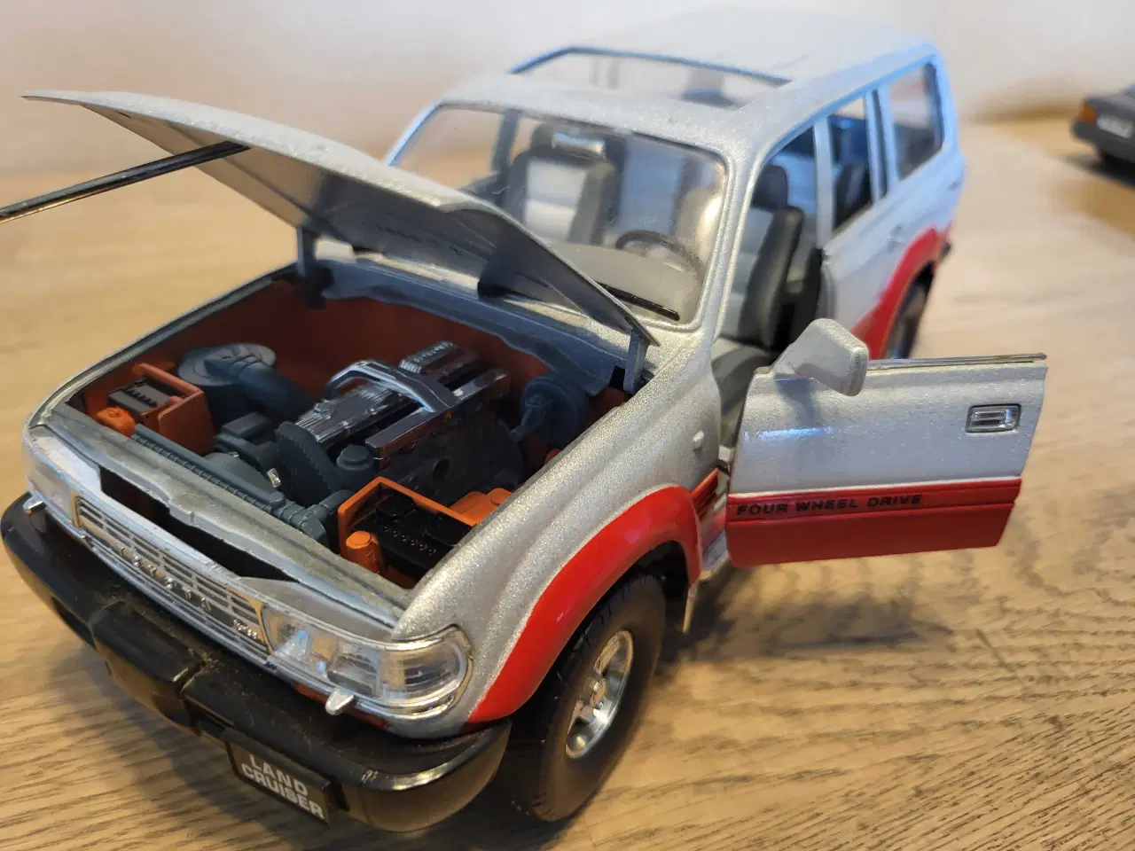 Billede 4 - Modelbil: Toyota Land Cruiser 1992.  Skala 1/18.