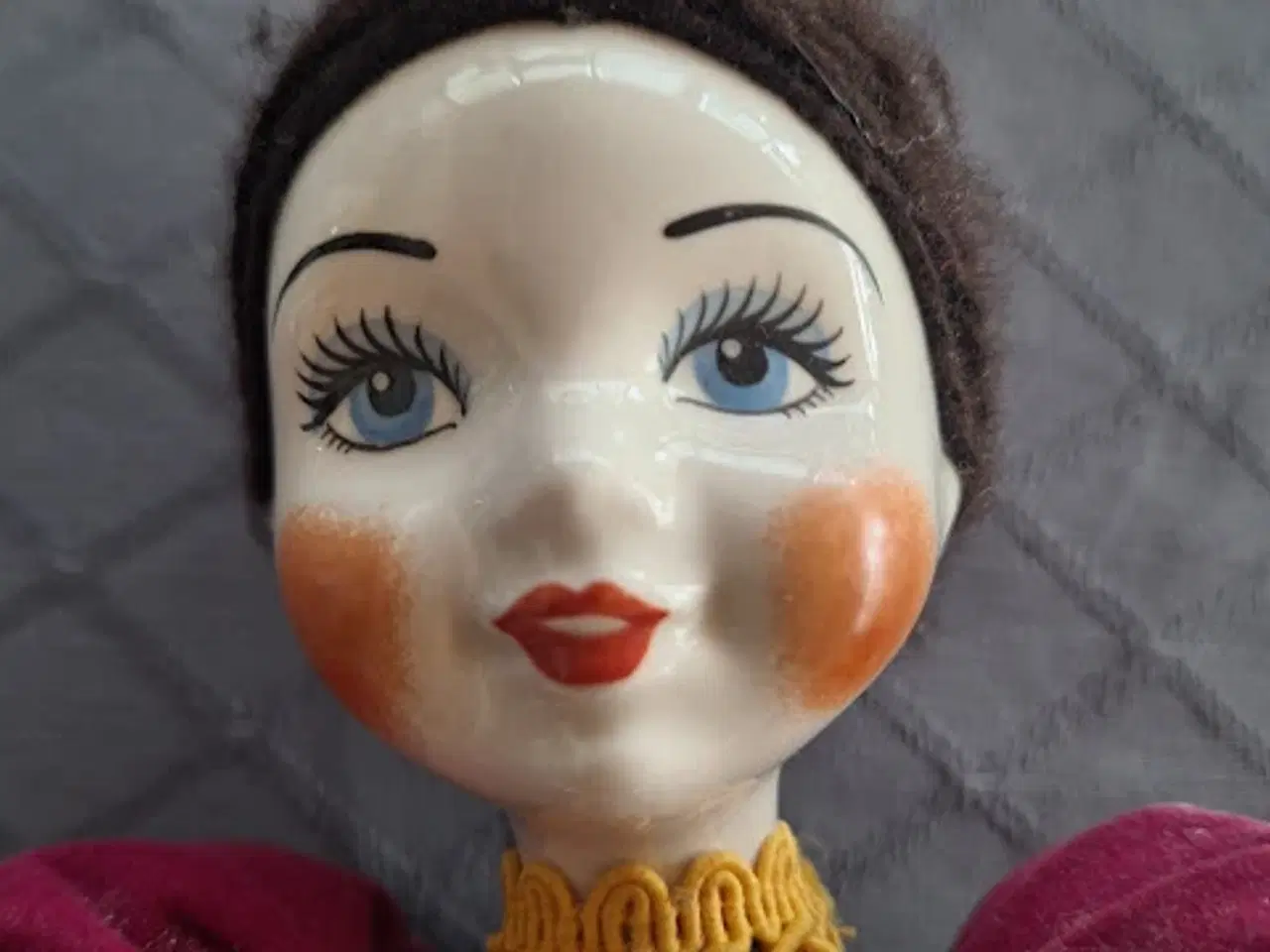 Billede 10 - Flot Russisk porcelænsdukke - Sender gerne