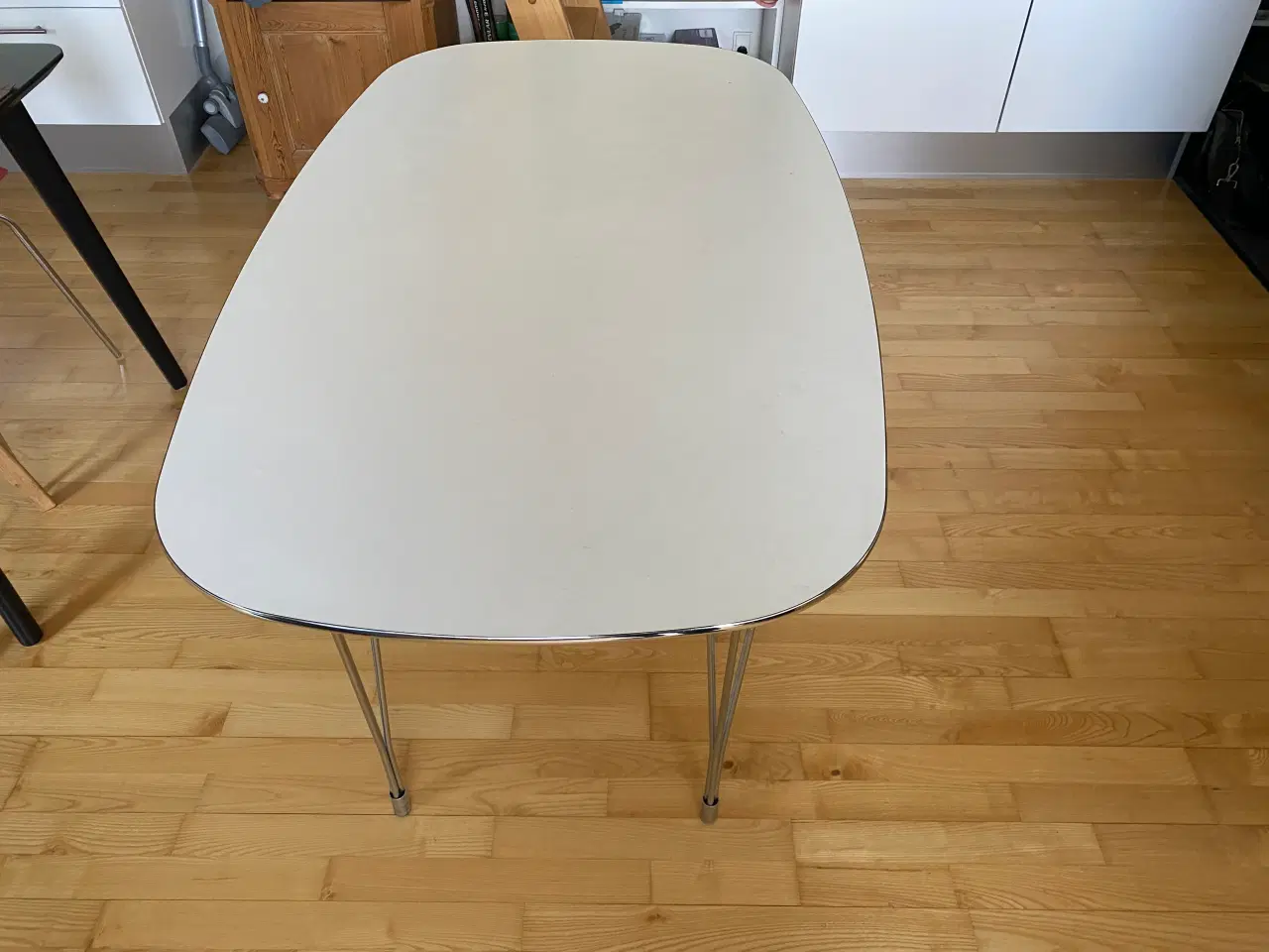 Billede 2 - Lyst spisebord med metalben