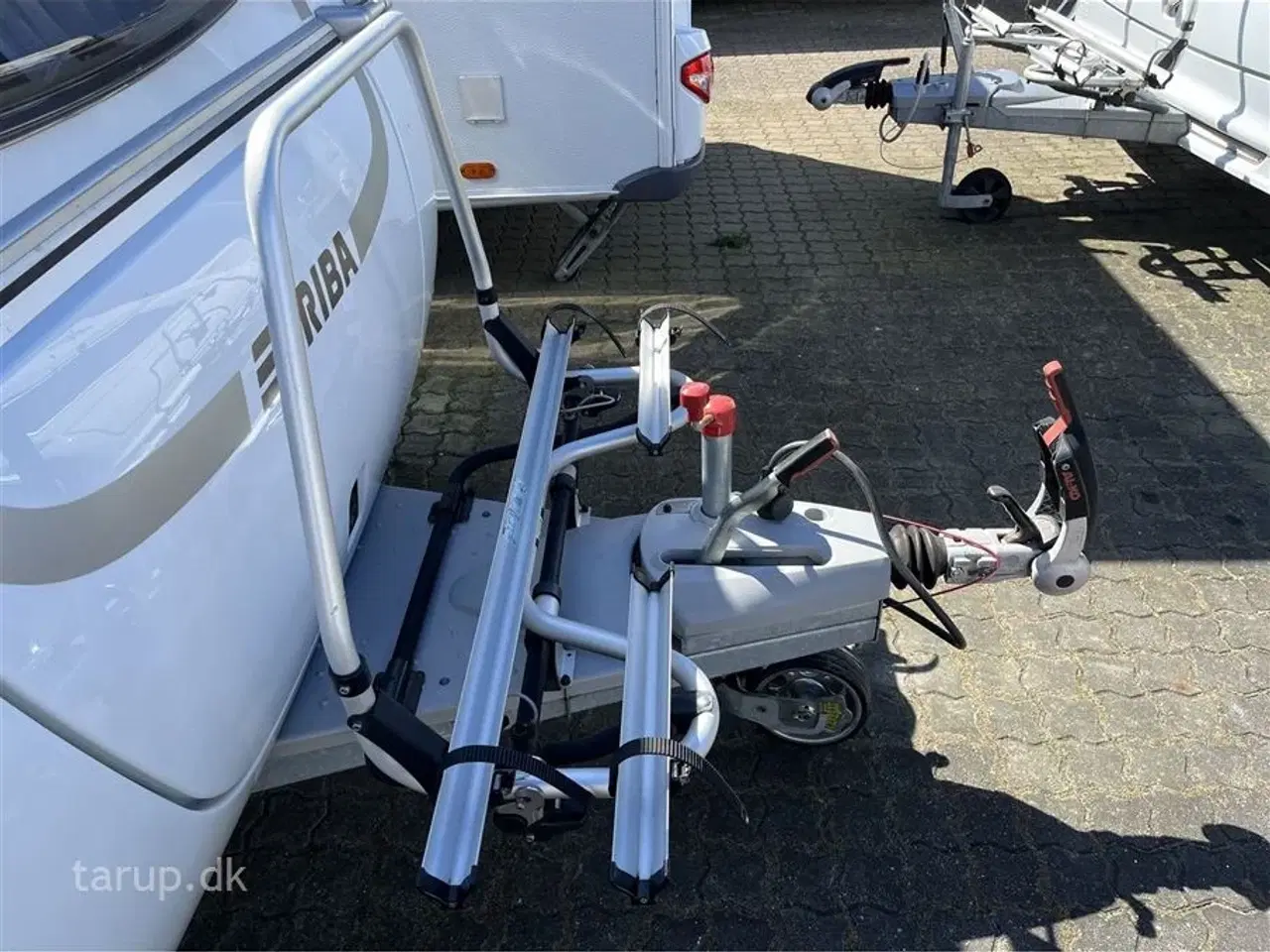 Billede 6 - 2022 - Hymer Feeling 442   Fortelt: Walker, mover, solceller, fast markise m sider og front, cykelholder, Truma UltraHeat, el- og gasboiler, endesiddegruppe, dobbeltseng